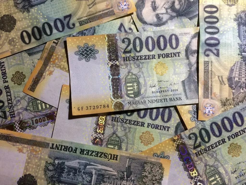 Devizapiac Május 26. – A forint durván erős maradt, az euró 356-on áll