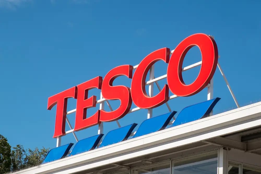 Márciustól jelentősen emelkednek a Tesco dolgozók bérei – Mutatjuk a részleteket!