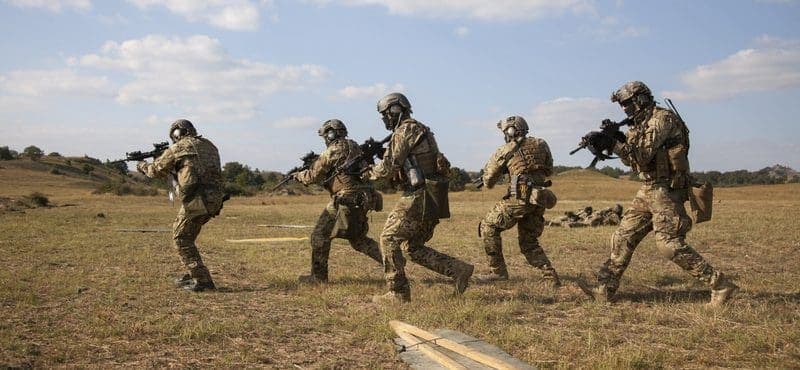 Brit katonák erődemonstrációja Kelet-Európában: nagyszabású hadgyakorlat indul