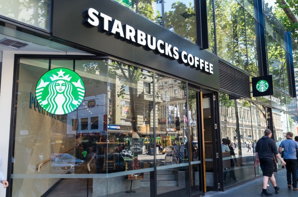 Mi zajlik a Starbucks falai mögött? Több ezer dolgozó rettegve várja a sorsát