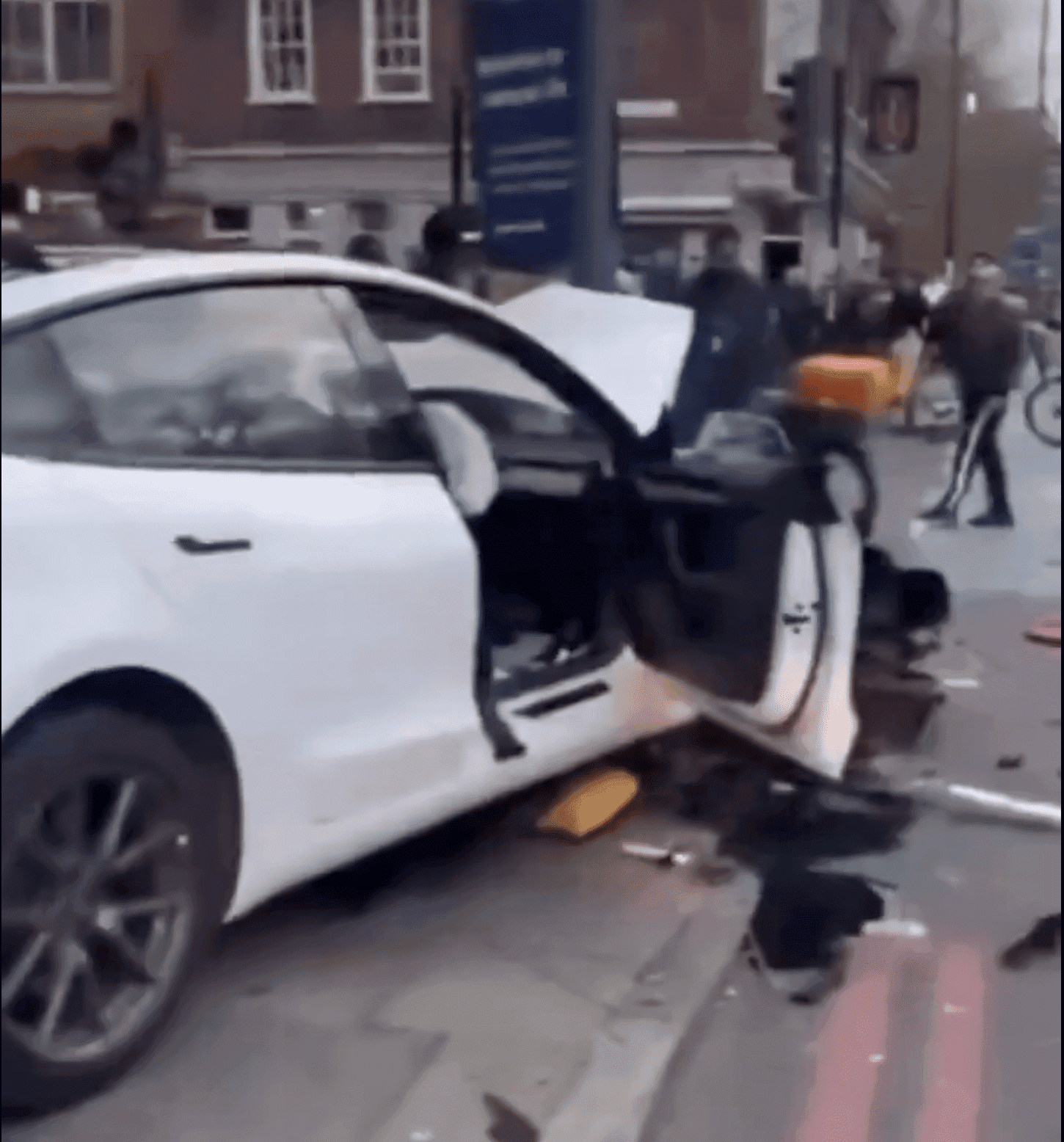 Katsztrofális baleset Londonban – Egy Tesla a járdán gyalogosokat sodort el. Sokkoló felvétel a baleset után