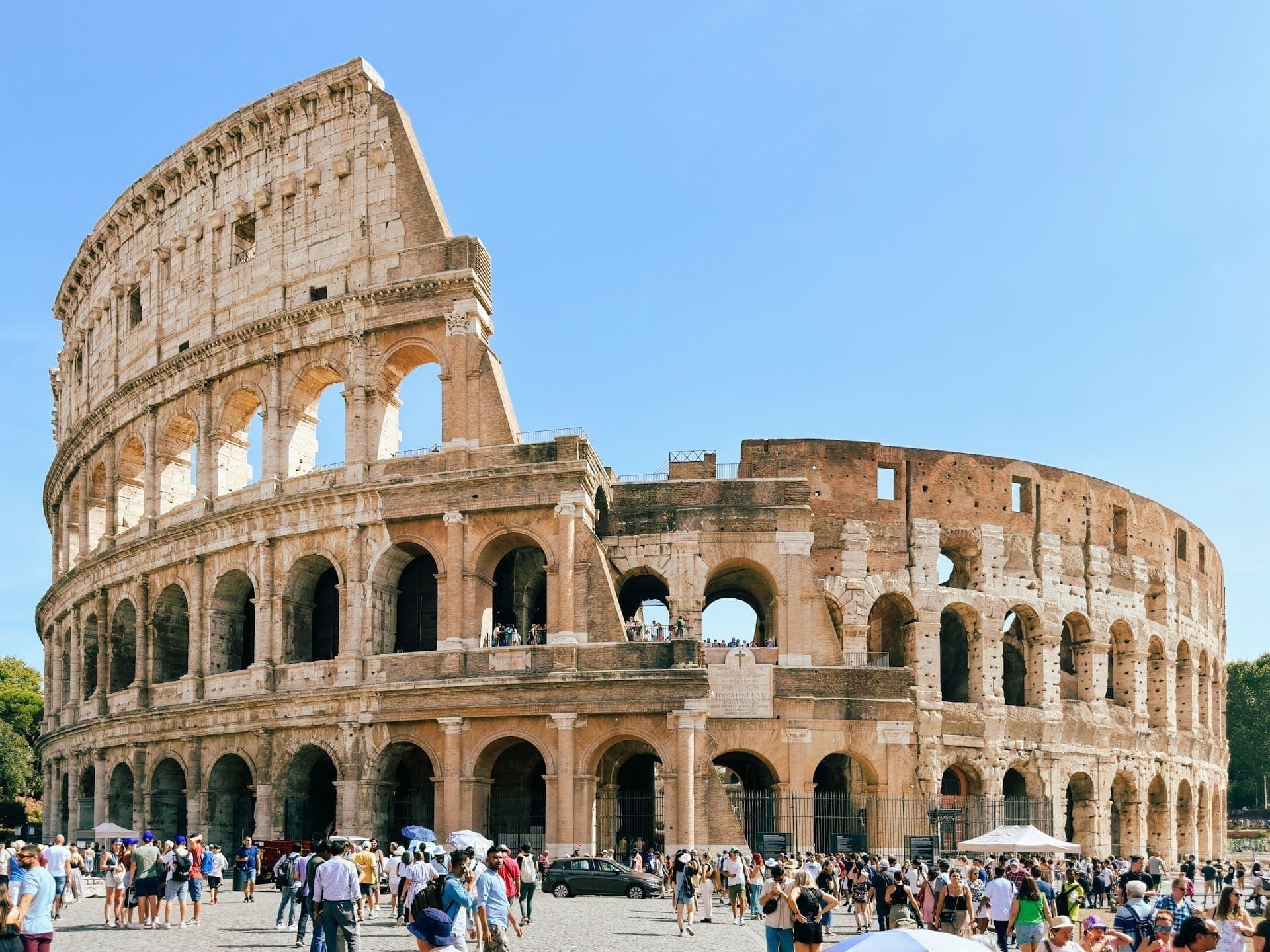 Milliárdokat kaszáltak a turistákon – Lecsaptak a Colosseum körüli jegymaffiára