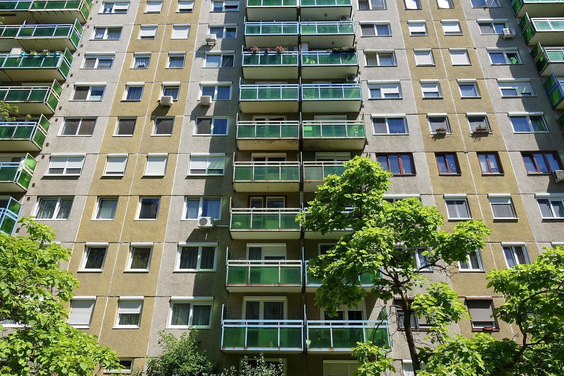 Drágák lettek a panelek, lassul az eladás – Budán már 1,4 millió felett járnak az árak