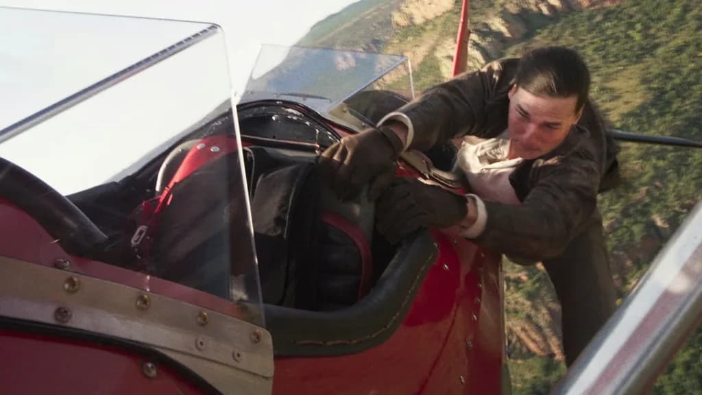 Tom Cruise repülőgép szárnyára szállt, Julianne Moore démonná változik – Itt a heti mozi és streaming ajánló