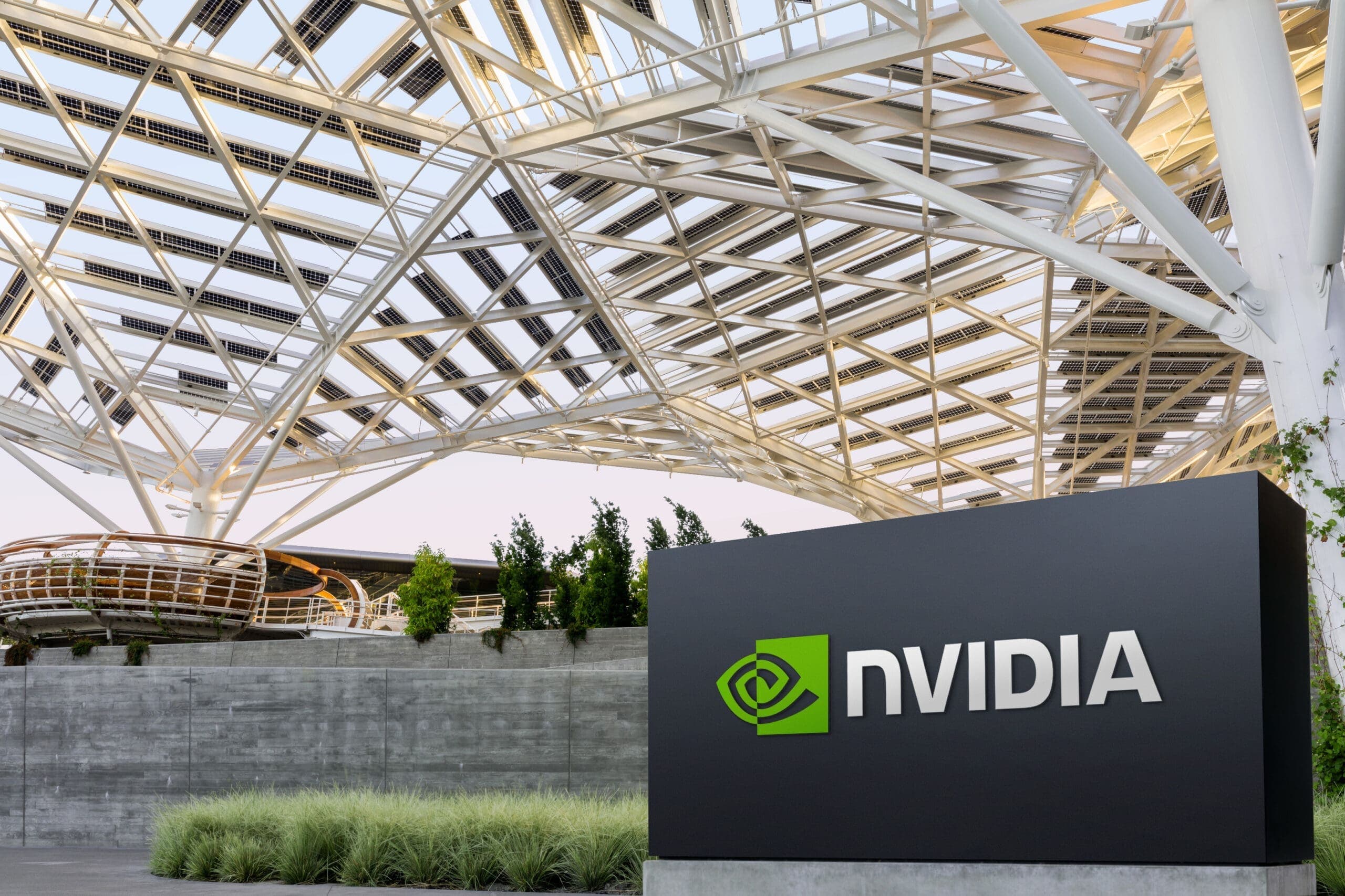 Csúcson az Nvidia a vezetők rekordáron adják el a részvényeiket – Mit tudnak a bennfentesek?