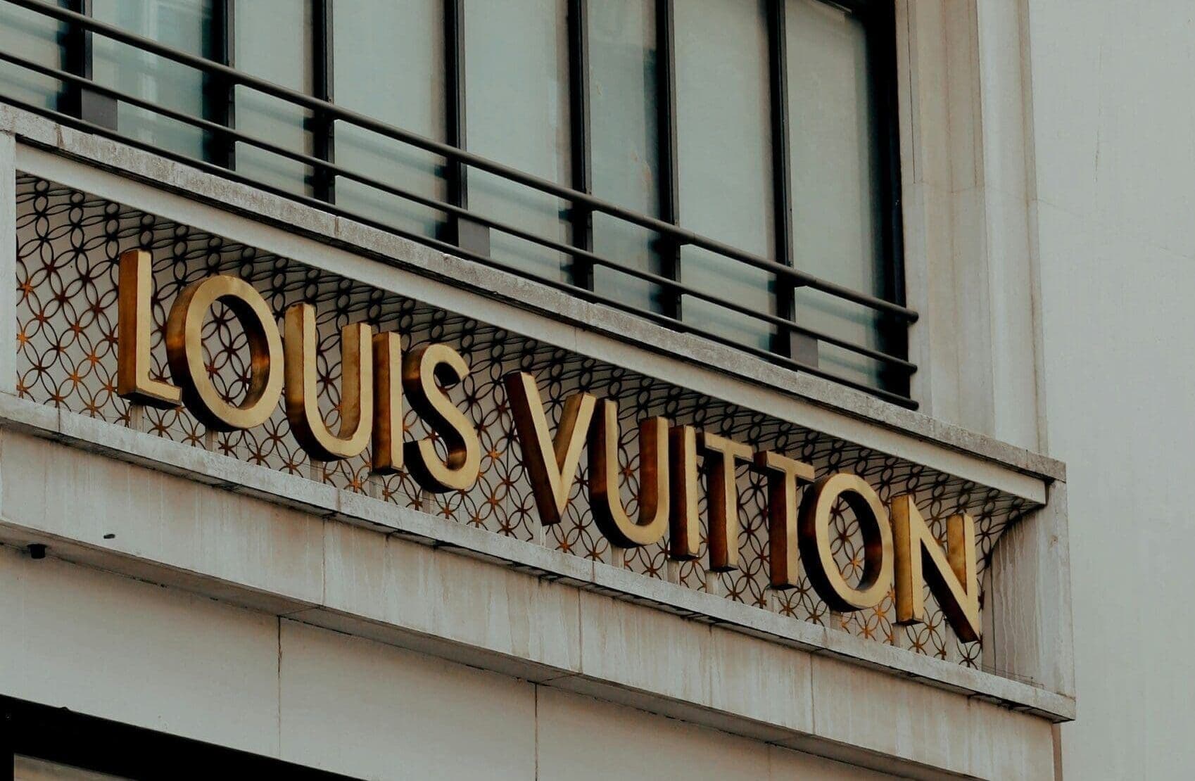 Mi történt a luxusipar óriásánál? – A Louis Vuitton mögött álló LVMH nyeresége visszaesett