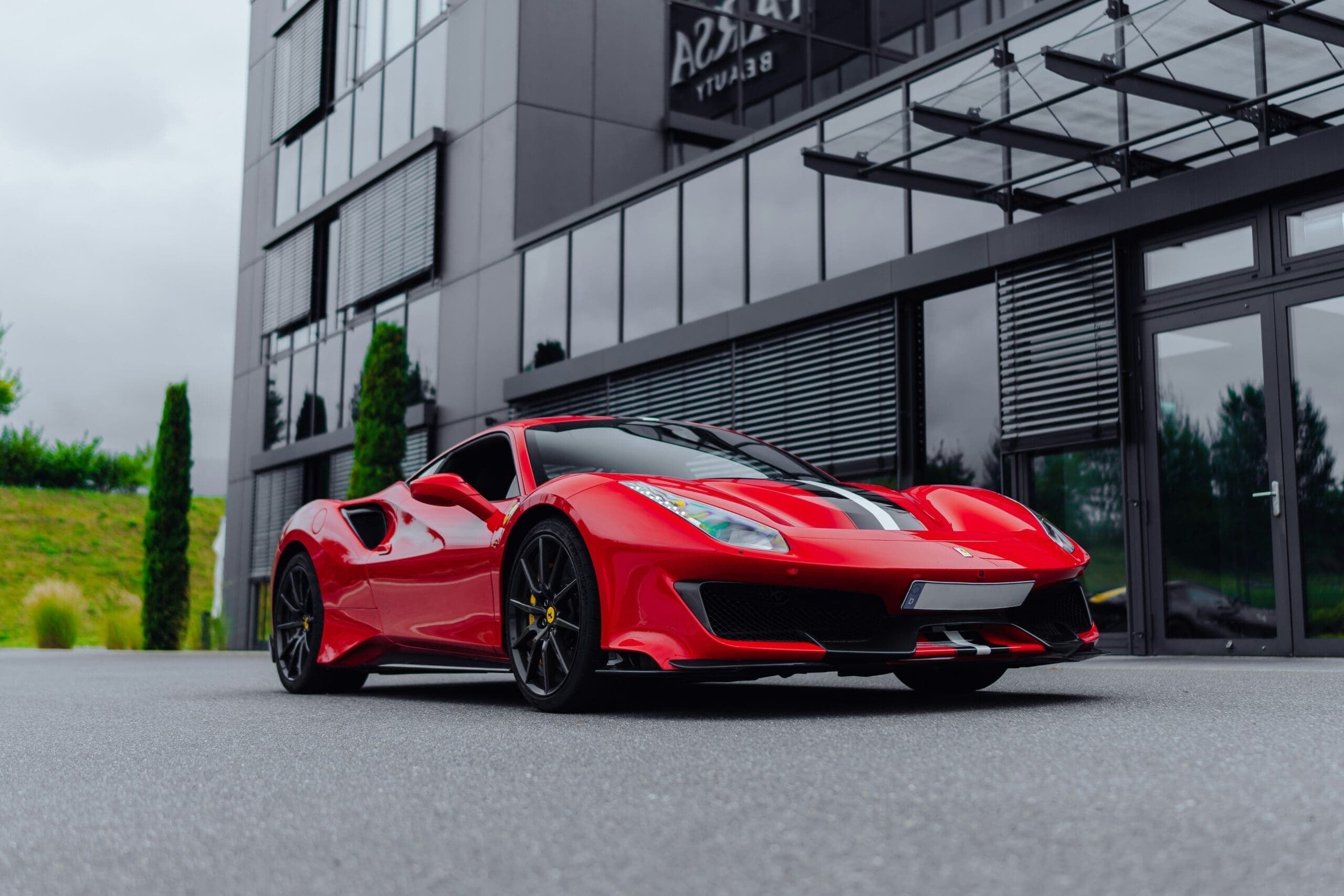Százmilliós sikkasztás a Ferrari-szalonban – menekülnek a vezetők, nyomoz az ügyészség