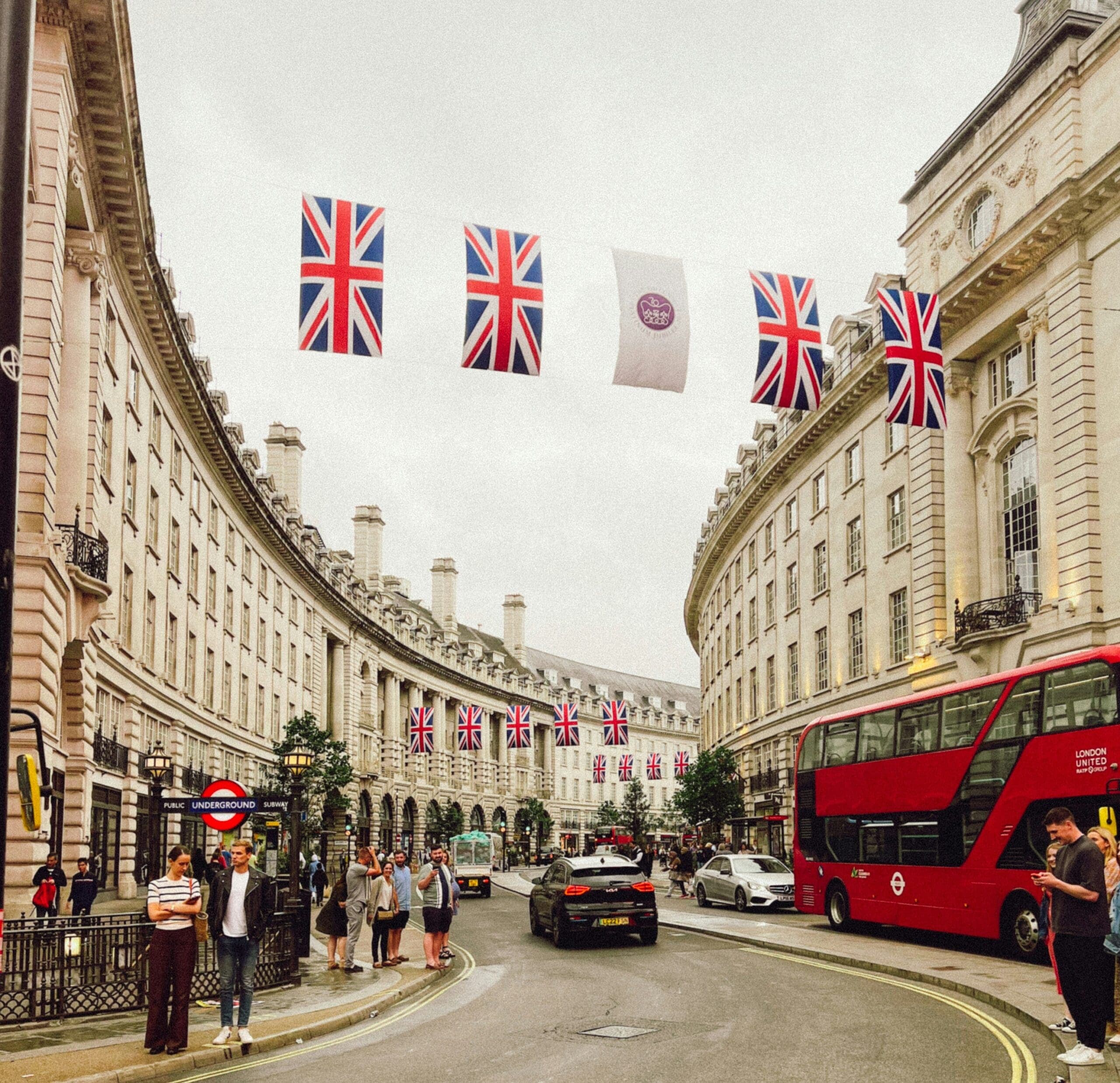 Fordulat Londonban – 4 százalék alá vágta a kamatot a Bank of England