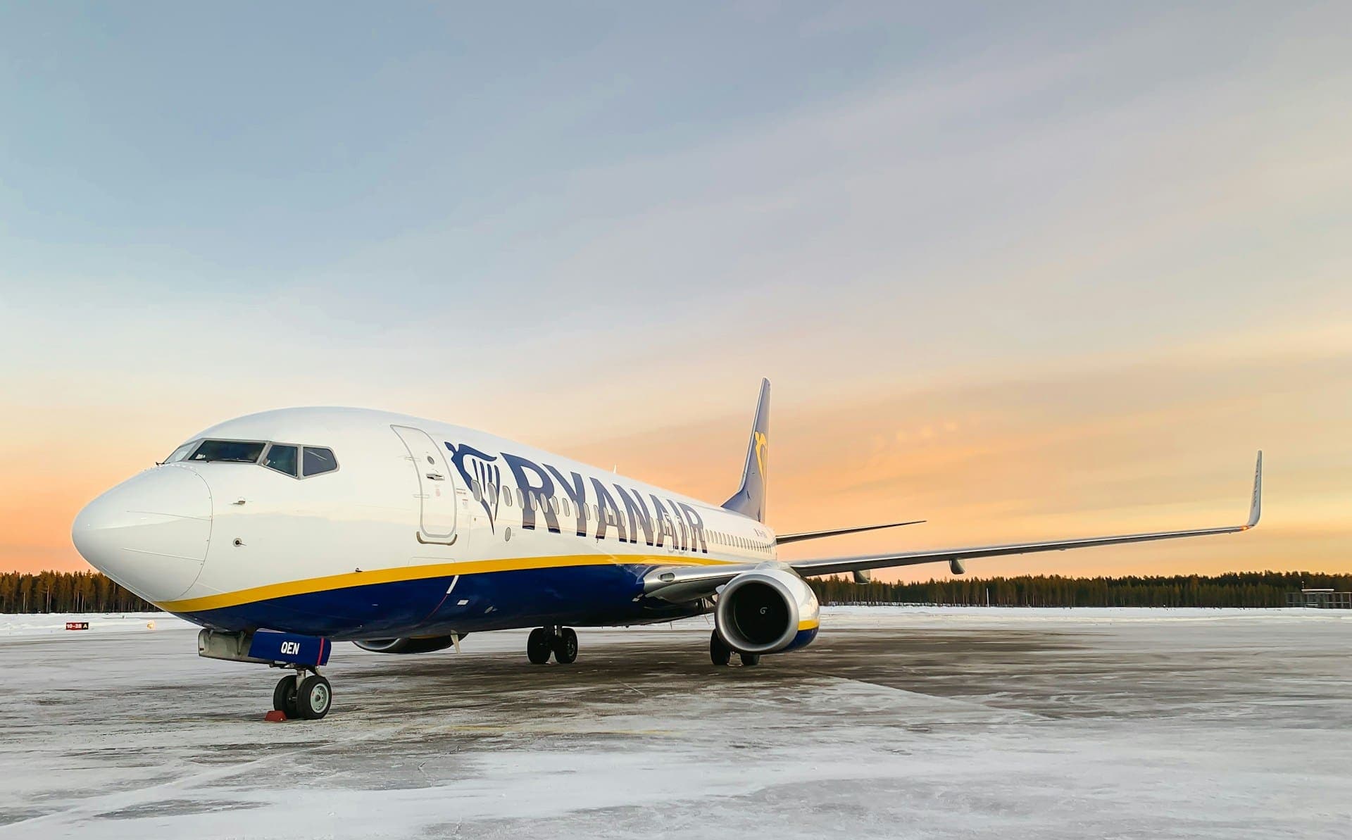 Jogi ügy húzta le a Ryanair-t – Nőtt a forgalom, de miért csökkent a profit?