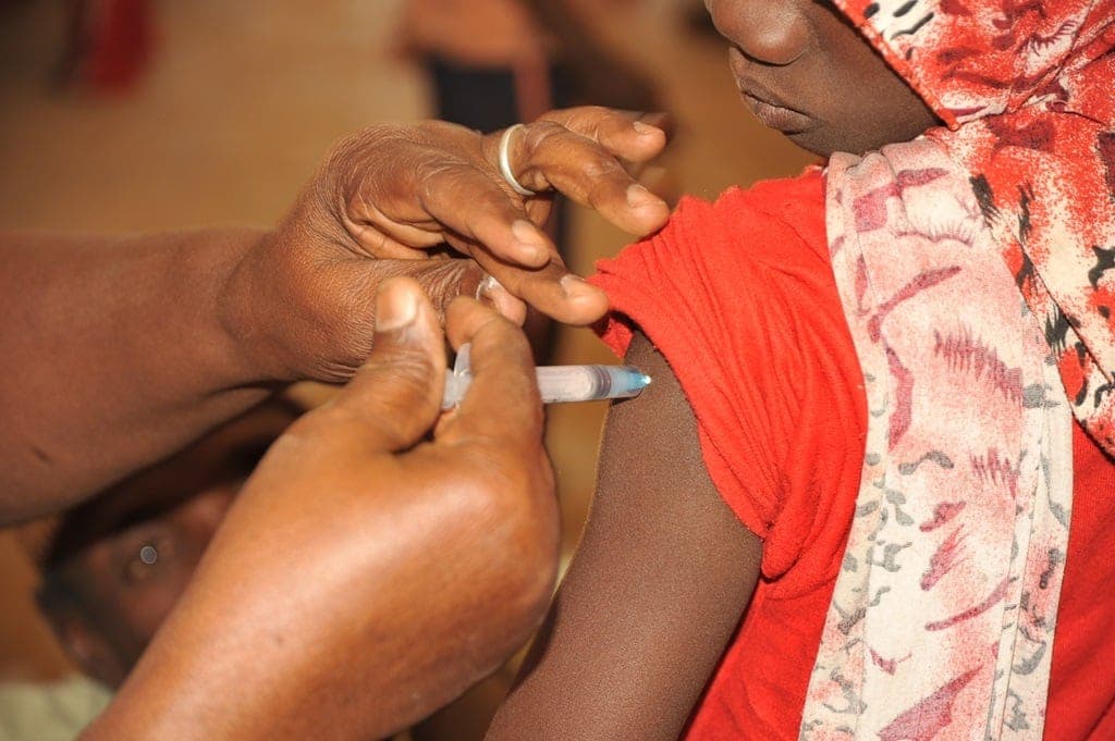 „Nem vagyunk kísérleti nyulak” – Tiltakozás a Bissau-Guinea-i újszülött vakcinakísérletek miatt