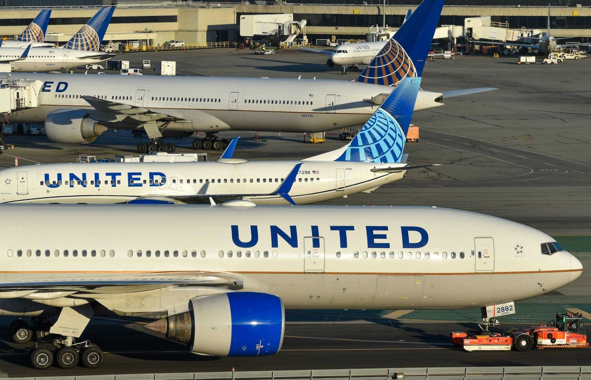 Járatokat töröl a United Airlines – 11 milliárd dolláros pluszköltségtől tart a légitársaság a magas olajárak miatt