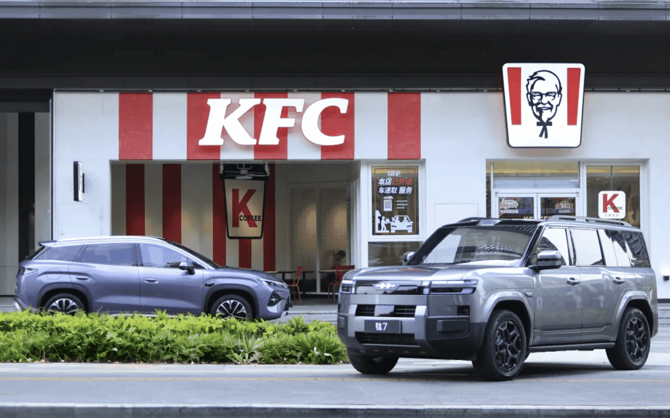 A BYD új szintre emeli a villanyautók töltését – A KFC éttermekhez telepít ultratöltőket