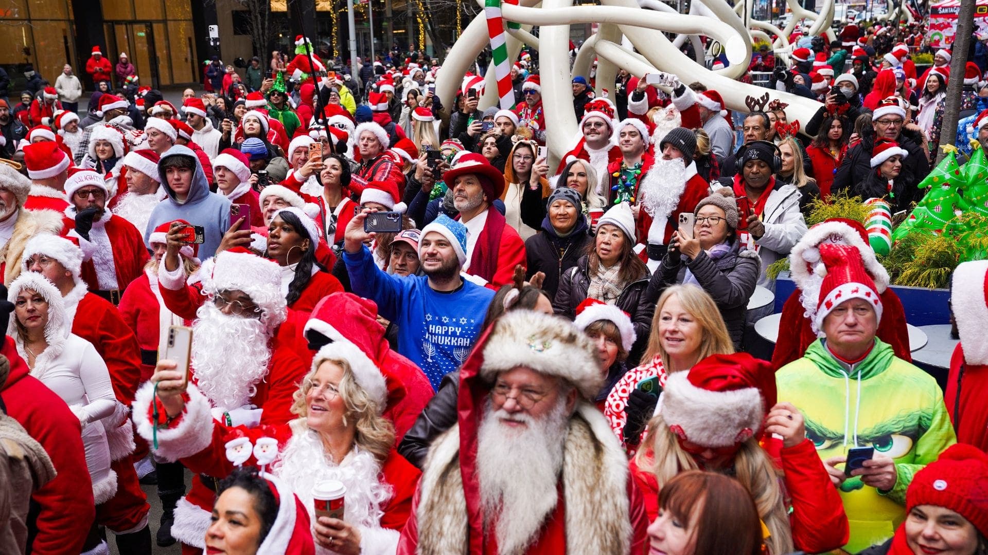 Puttony helyett luxusautó - Csalás miatt letartóztatták a SantaCon főszervezőjét