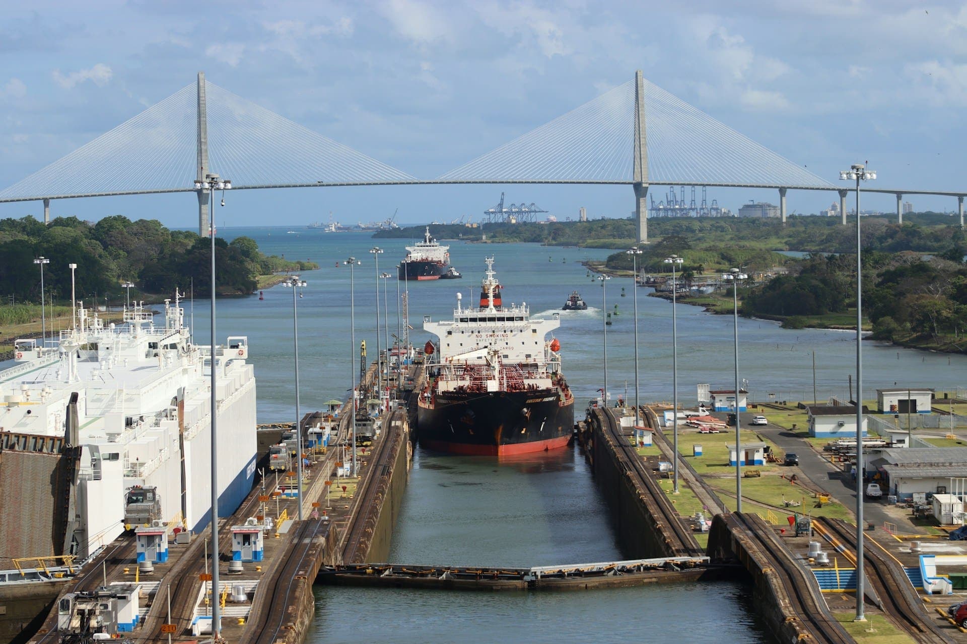 Elszálltak a díjak a Panama-csatornán – Egyes hajók már 1 millió dollárnál is többet fizetnek az áthaladásért