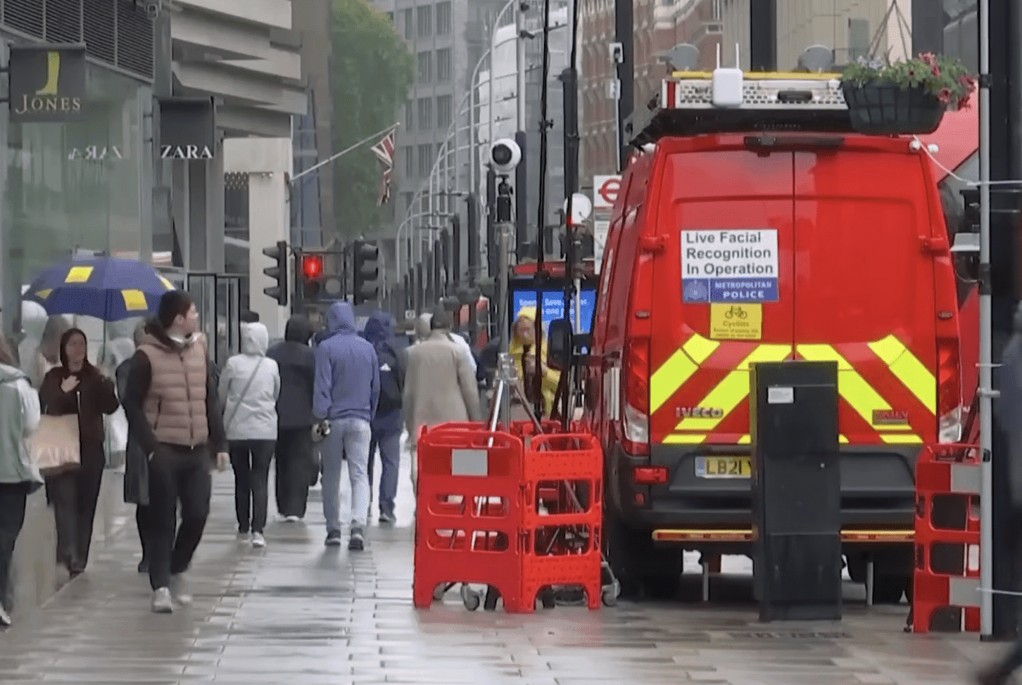 Arcfelismerő kamerák vannak már Londonban – Bűnözőket keresnek, vagy megfigyelnek mindenkit?