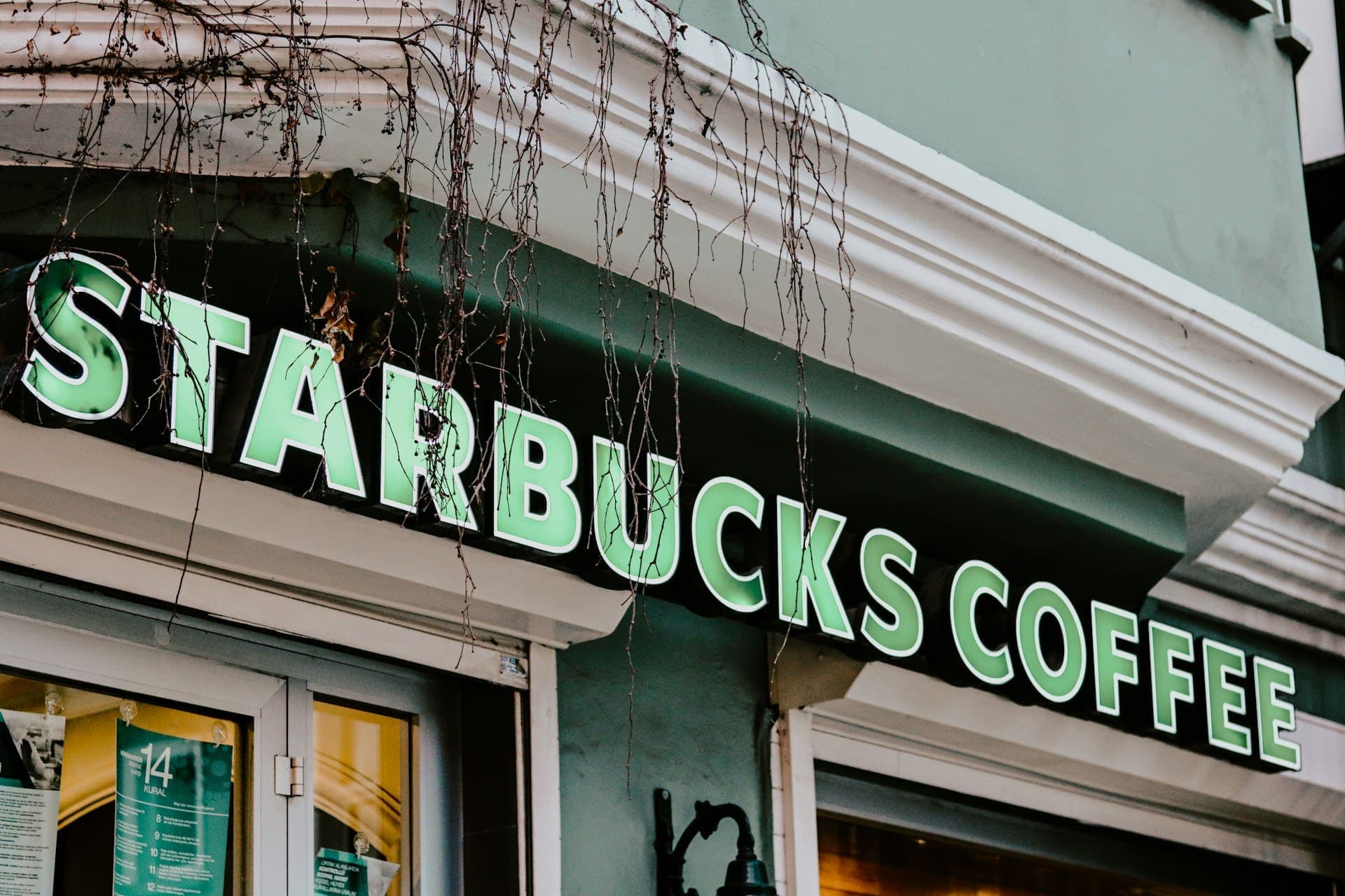 Leépítés és irodabezárások a Starbucksnál – Háromszáz dolgozót érint a döntés