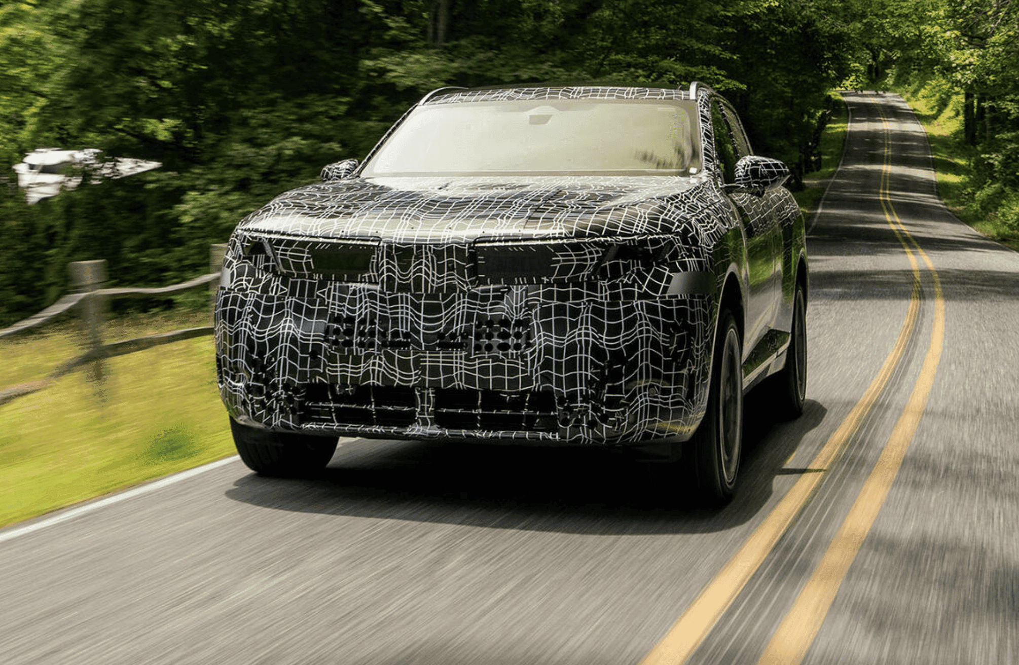 A BMW odacsapna az elektromos SUV-piacon – Hatalmas akkuval jöhet az iX5