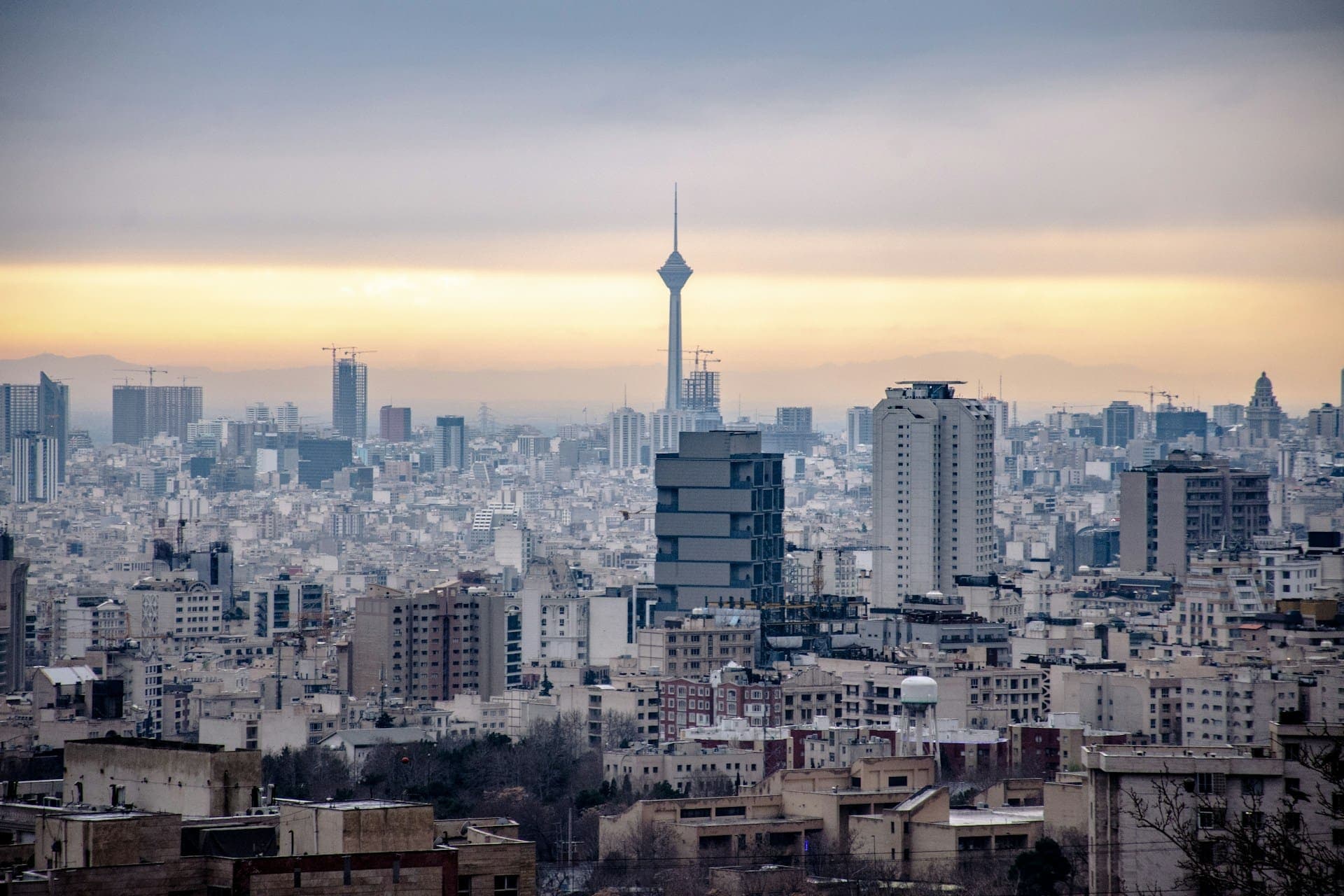 Hatalmas pénzügyi alap segítheti Irán újjáépítését – 300 milliárd dollár magánbefektetés érkezhet